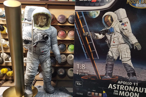 Assembling and painting a large model of an astronaut on the moon. Apollo 11, 1:8, Revell