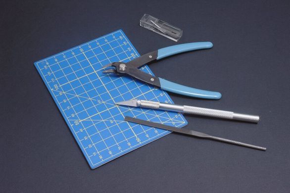 Набір інструментів (кусачки, ніж, надфіль, килимок) italeri 50815