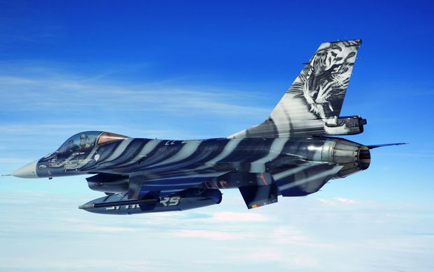 Prefab model 1/72 Tornado and F-16 NATO Tiger Meet 60th Anniversary Gift Set Revell 05671