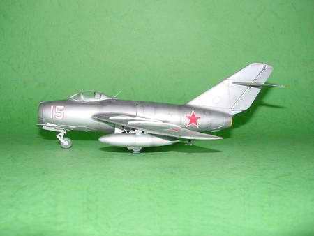 Сборная модель 1/48 истребитель МиГ-15 бес Mikoyan-Gurevich MiG-15 bis Fagot-B Trumpeter 02806