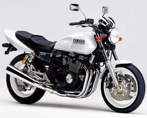 Сборная модель 1/12 мотоцикл Yamaha 4HM XJR400S '94 w/Custom Parts Aoshima 06521