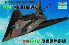 Збірна модель 1/144 американський невидимий винищувач F-117A Nighthawk Trumpeter 01330