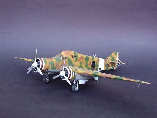 Сборная модель 1/48 итальянский бомбардировщик SM 79 "Sparrowhawk" Trumpeter 02817