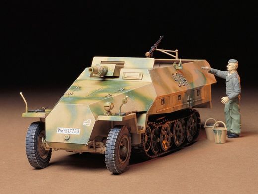Збірна модель German Sd.Kfz.251 / 9 Ausf. D (7.5cm KwK 37L / 24) Kanonenwagen Tamiya 35147