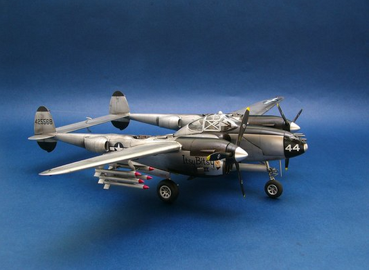 Prefab model aircraft 1/32 Lockheed P-38L-5-LO Lightning Trumpeter 0222