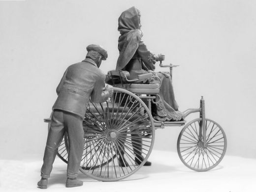 Сборная модель 1/24 Автомобиль Бенца 1886 г. с фрау Бенц и сыновьями ICM 24041