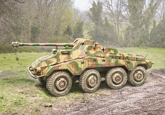 Сборная модель 1/72 бронеавтомобиль Sd.Kfz.234/4 с 3 фигурками Italeri 7047