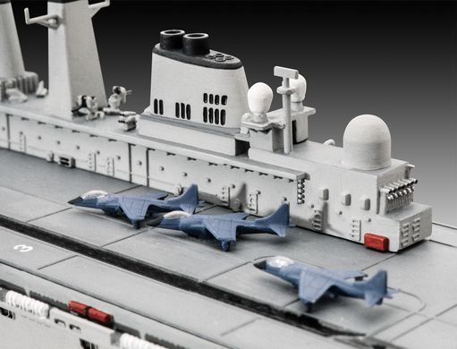 1/700 aircraft carrier HMS Invincible Model Set Revell 65172 starter kit