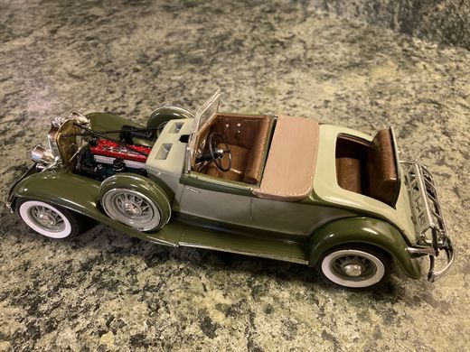 Збірна модель 1/25 ретро автомобіль Gangbusters 32 Chrysler Imperial 8 MPC 0926