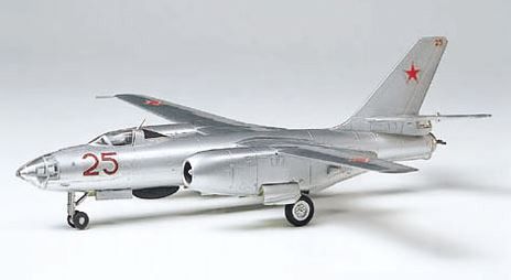 Сборная модель 1/100 самолета Ilyushin II IL-28 Beagle Tamiya 61601