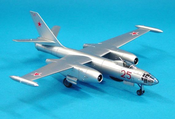 Сборная модель 1/100 самолета Ilyushin II IL-28 Beagle Tamiya 61601