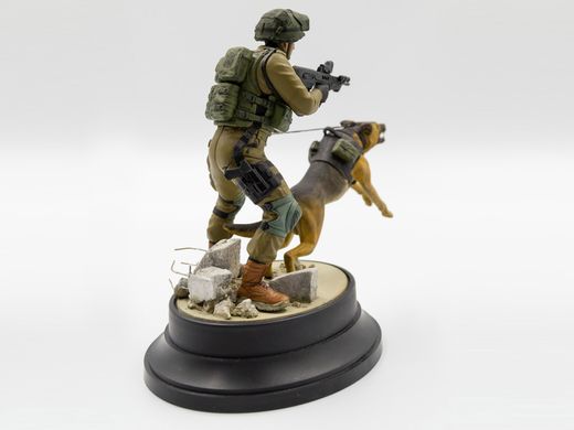 Фигуры 1/16 Офицер подразделения К-9 IDF с собакой ICM 16102