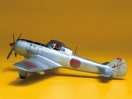 Сборная модель 1/48 винтовой самолет Nakajima Ki-84-IA Hayate 疾風 (Frank) Tamiya 61013