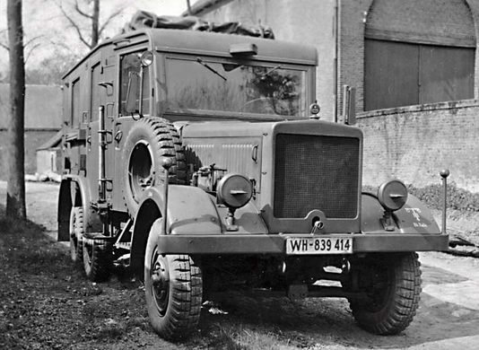 Збірна модель 1/72 німецький автомобіль радіозв'язку Funkkraftwagen Kfz.62 радіомашина ACE 72579