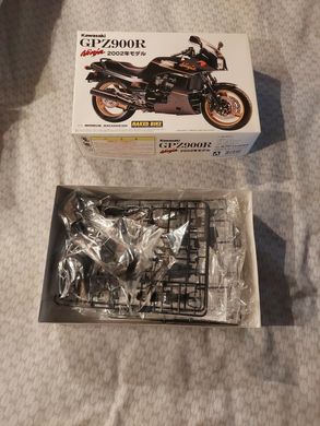 Збірна модель 1/12 мотоцикл Kawasaki GPZ900R Black & Gold Plastic Aoshima 04287