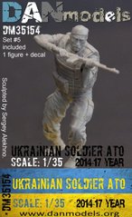 Фигура 1/35 2014-2017: Украина, АТО, Украинский солдат набор №5 – 1 фигура (смола) + шевроны (декаль) DAN Models 35154
