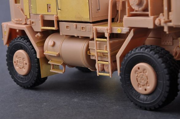 Збірна модель 1:35 тягач M1070/M1000 HETS Hobby Boss 85525