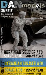 Фігура 1/35 український солдат 2014-2015 рр АТО смоляна фігура + декаль з шевронами DАN Models 35151