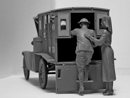 Figures 1/35 Medical personnel of the USA and the Soviet Union (4 figures) ICM 35694