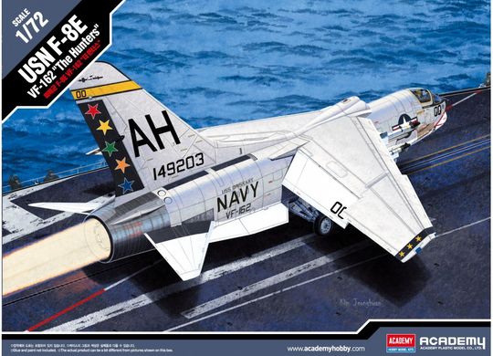 Сборная модель 1/72 самолет USN F-8E Crusader - VF-162 "The Hunters" Academy 12521