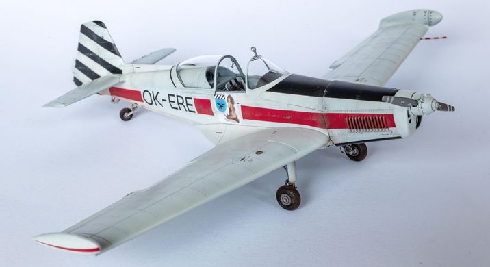 Сборная модель 1/48 винтовой самолет Zlín Z-526AFS Akrobat ProfiPACK edition Eduard 82184
