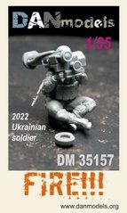 Фигура 1/35 украинский солдат с Джавелином ПТРК FGM-148 Javelin "Fire" смола DAN Models 35157