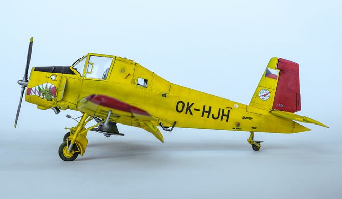 Збірна модель гвинтовий літак 1/72 Z-37A Čmelák Weekend edition Eduard 7456