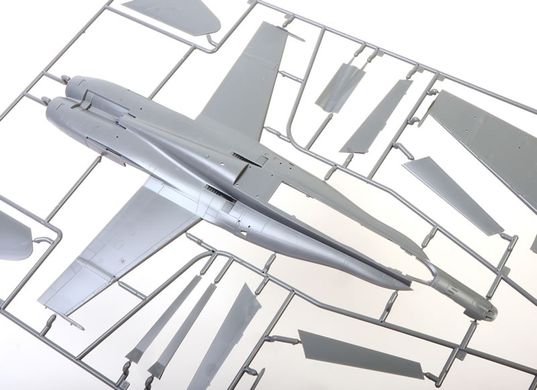 Сборная модель 1/48 реактивный самолет F/A-18C VFA-27 Royal Maces Kinetic K48114
