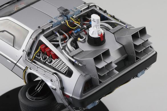 Збірна модель 1:24 автомобіль Timemachine from BACK TO THE FUTURE PartⅡ Aoshima 06437