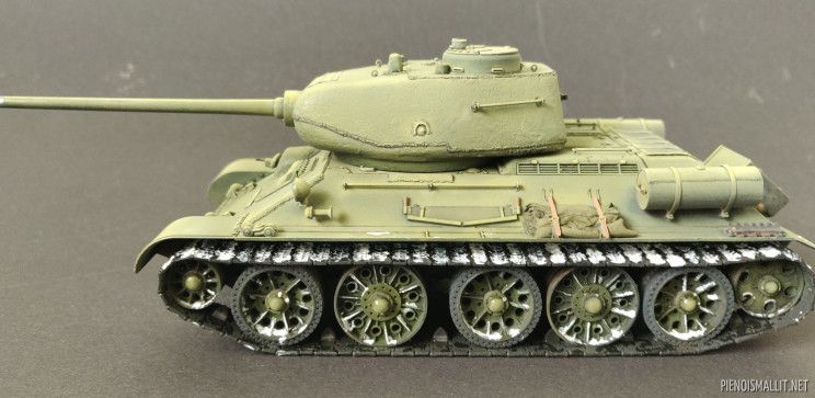 Збірна модель 1/35 радянський середній танк T34/85 мод. 1944 (Преміум-версія) Dragon 6319