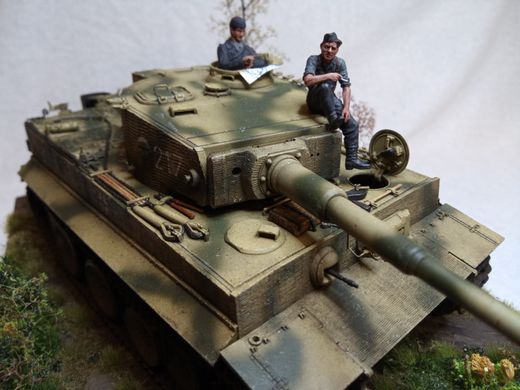 Збірна модель 1/35 танк Pz.Kpfw.VI Ausf.E Sd.Kfz.181 Gruppe "Fehrmann" Tiger I Dragon 6484