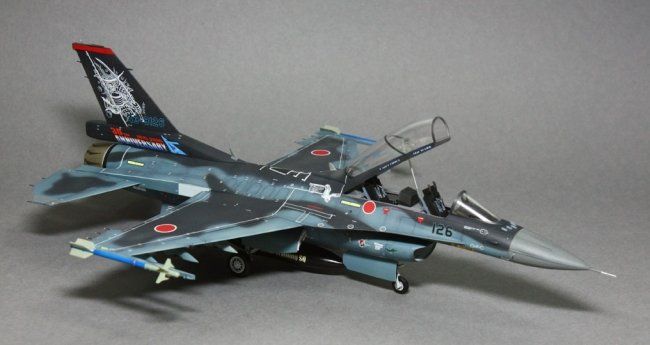 Assembled model 1/48 jet plane Mitsubishi F-2B Hasegawa 07229