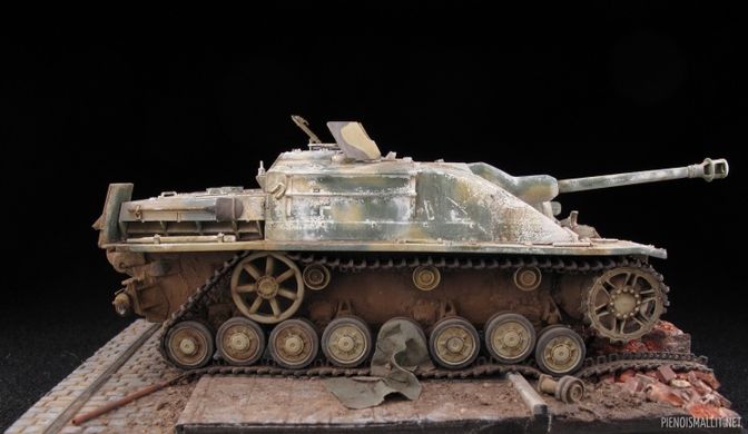 Збірна модель 1/35 винищувач танків Sd.Kfz. 167 StuG. IV Early Production with Zimmerit Dragon 6615