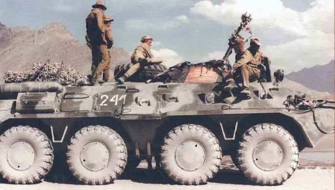 Сборная модель 1/72 бронетранспортера БТР-80 ранний ACE 72171