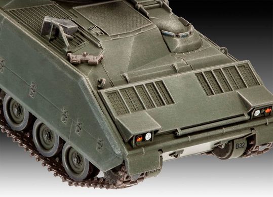 Prefab model 1:72 Combat Reconnaissance Vehicle M2 / M3 "Bradley" Revell 03143