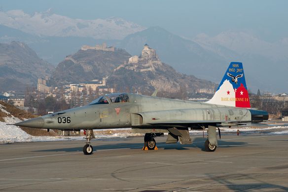 Збірна модель 1/72 реактивний літак F-5E Swiss Air Force Italeri 1420