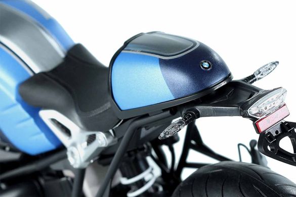 Сборная модель 1/9 мотоцикл BMW R nineT Option 719 Mars Red/Cosmic Blue (pre-coloured) Meng Model MT-003t