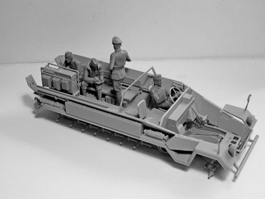 Assembled model 1/35 German security vehicle 2SV with crew ‘Beobachtungspanzerwagen’ Sd.Kfz.251/18 Ausf.A ICM 35105