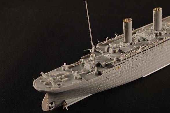 Збірна модель 1/700 пасажирське судно Титанік R.M.S. Titanic HobbyBoss 83420