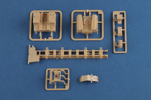 Сборная модель 1/35 пусковая установка (9П117М1) с ракетой Р17 ракетного комплекса 9К72 "Эльбрус"