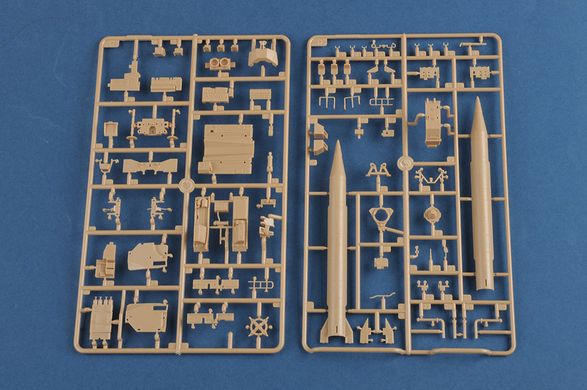 Сборная модель 1/35 пусковая установка (9П117М1) с ракетой Р17 ракетного комплекса 9К72 "Эльбрус"