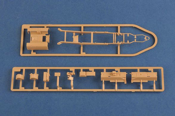 Сборная модель 1/35 пусковая установка (9П117М1) с ракетой Р17 ракетного комплекса 9К72 "Эльбрус"