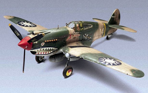 Prefab model 1/48 P-40B Tiger Shark Revell 15209