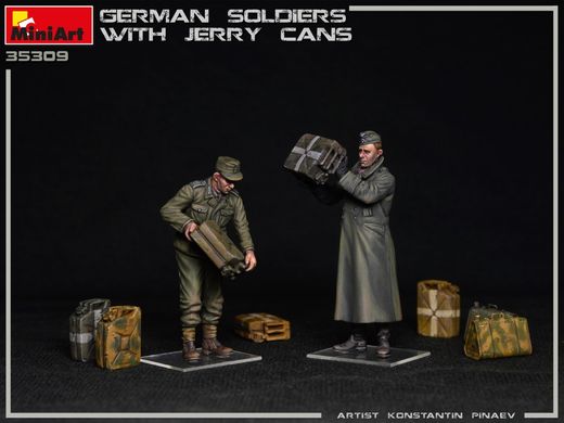 Фигуры 1/35 немецкие солдаты с канистрами MiniArt 35286