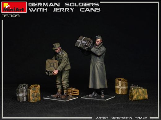 Фігури 1/35 німецькі солдати з каністрами MiniArt 35286