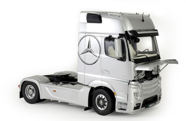 Сборная модель 1/24 грузовик Mercedes Benz Actros MP4 GigaSpace Italeri 3905