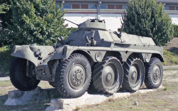 Збірна модель 1/72 французький БТР EBR-ETT піхотний транспортер ACE 72460