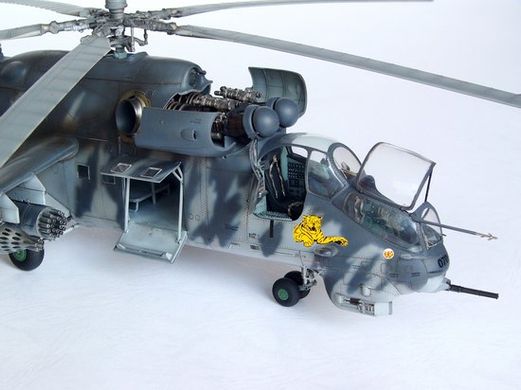 Збірна модель 1/35 озброєний гелікоптер Мі-24 «Лань» Mil Mi-24V Hind-E Helicopter Trumpeter 05103
