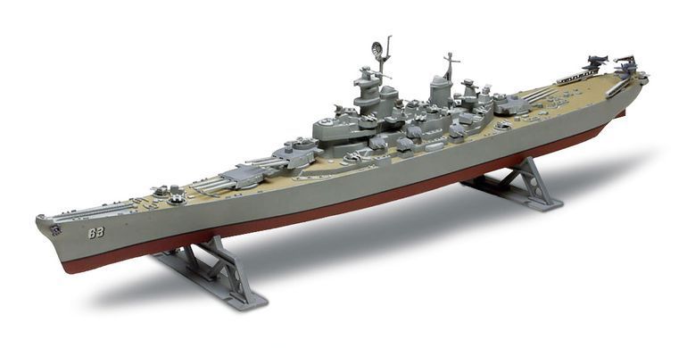 Prefab model 1/535 battleship USS Missouri Revell 10301