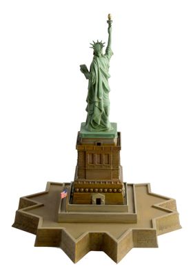 Збірна модель 1/540 статуя Свободи Світова архітектурна серія Italeri 68002